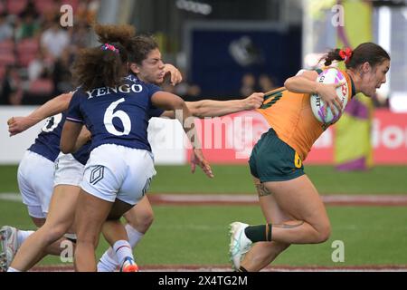 Singapur. Mai 2024. Die australische Madison Ashby (R) kämpft im Halbfinale der Frauen zwischen Australien und Frankreich beim HSBC Rugby Sevens Turnier in Singapur am 5. Mai 2024 um den Ball. Quelle: Dann Chih Wey/Xinhua/Alamy Live News Stockfoto