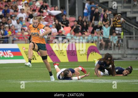 Singapur. Mai 2024. Die australische Spielerin Maddison Levi (L) tritt im Halbfinale der Frauen zwischen Australien und Frankreich beim HSBC Rugby Sevens Turnier in Singapur am 5. Mai 2024 an den französischen Spielern vorbei. Quelle: Dann Chih Wey/Xinhua/Alamy Live News Stockfoto