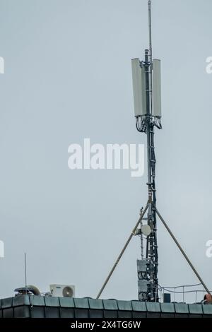 Große Mobilfunkantennen auf einem Bürodach Stockfoto