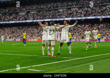 Madrid, Spanien. Mai 2024. Luka Modri? (10), Brahim Díaz (21) und Jude Bellingham (5) heben ihre Arme, um Bellinghams Tor zu feiern, das Real Madrid heute Nachmittag gegen Cadiz 3-0 im Santiago Bernabeu Stadion besiegte. Real Madrid wurde heute Nachmittag Meister der Liga, nachdem er Cadiz im Santiago Bernabeu Stadion mit 3 Toren zu 0 geschlagen hatte, mit Toren von Brahim, Bellingham und Joselu und nachdem der CF Barcelona gegen Girona verloren hatte. (Foto: David Canales/SOPA Images/SIPA USA) Credit: SIPA USA/Alamy Live News Stockfoto