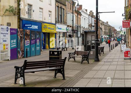 Newgate Street in der Stadt Bishop Auckland, Großbritannien. Konzept der Notwendigkeit der Sanierung von Einkaufsstraßen. Stockfoto