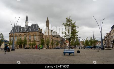 Außenansicht des Rathauses am Marktplatz in der Stadt Bishop Auckland, Großbritannien, nach der Regeneration. Stockfoto