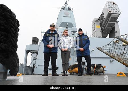 Wilhelmshaven, Deutschland. Mai 2024. Kommandant und Fregattenkapitän Volker Kübsch (l-r) Siemtje Möller (SPD), Bundestagsabgeordneter, und Vizeadmiral Frank Lenski, Kommandeur der Flotte und Unterstützungskräfte, Stellvertretender Inspektor der Marine, stehen an Deck der Fregatte Hessen vor dem Luftabwehrsystem. Die Fregatte Hessen kehrt nach einer Mission im Roten Meer nach Wilhelmshaven zurück. Quelle: Lars Penning/dpa/Alamy Live News Stockfoto