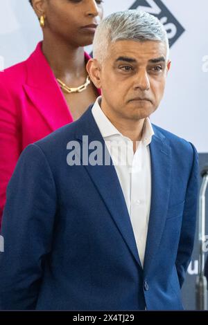 London, UK, 4. Mai 2024. Sadiq Khan gewinnt eine dritte Amtszeit als Bürgermeister von London bei einer Wahlankündigung im Rathaus. Stockfoto