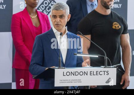 London, UK, 4. Mai 2024. Sadiq Khan gewinnt eine dritte Amtszeit als Bürgermeister von London bei einer Wahlankündigung im Rathaus. Stockfoto