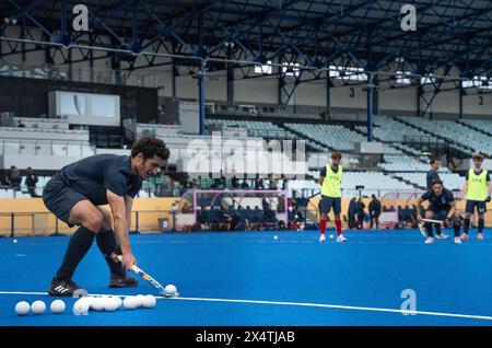 Paris, Frankreich. Mai 2024. Das Foto vom 3. Mai 2024 zeigt eine Hockeytestveranstaltung für die Olympischen Spiele 2024 in Paris im Yves-du-Manoir-Stadion in Colombes, nordwestliche Vororte von Paris, Frankreich. Das Yves-du-Manoir-Stadion war die zentrale Bühne der Olympischen Spiele 1924, wo die Eröffnungszeremonie und verschiedene Wettbewerbe wie Leichtathletik, Fußball, Gymnastik und einige Reitveranstaltungen stattfanden. Für die diesjährigen Olympischen Spiele wird das Stadion in den nordwestlichen Vororten von Paris die Hockeyspiele ausrichten. Quelle: Xiao Yazhuo/Xinhua/Alamy Live News Stockfoto