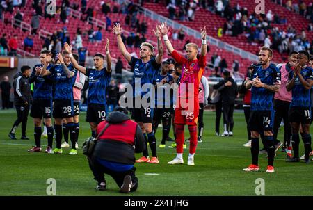 Mai 2024 Santa Clara, CA USA San Jose feiert einen Sieg mit den Fans nach dem MLS-Spiel zwischen dem Los Angeles Football Club und den San Jose Erdbeben. San Jose besiegte den LAFC 3-1 im Levi's Stadium San Clara Kalifornien Thurman James/CSM Stockfoto