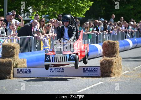 Essex, Großbritannien. Mai 2024. Die Wettbewerber nehmen am Billericay Soapbox Derby in Essex UK Teil. Das Derby, das vom Billericay Town Rotary Club organisiert wird, befindet sich auf einem geschlossenen Abschnitt der öffentlichen Straße an der Towns High Street. Quelle: MARTIN DALTON/Alamy Live News Stockfoto