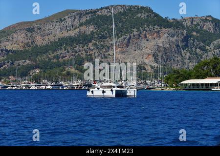 Сatamaran am Eingang zum Yachthafen in Gocek. Yachten sind im Hafen Stockfoto
