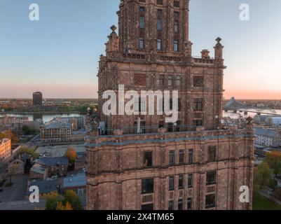 Luftaufnahme der lettischen Akademie der Wissenschaften in Riga an einem wolkigen Sommertag in Lettland. Stockfoto