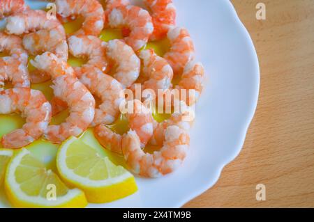 Geschälte Garnelen mit Olivenöl und Zitrone. Spanien. Stockfoto