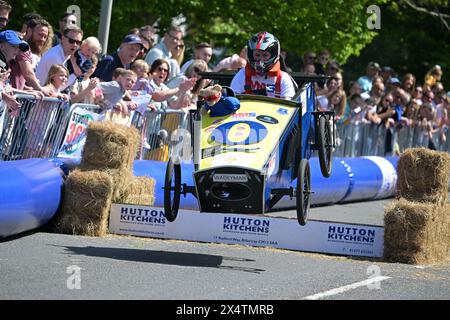 Essex, Großbritannien. Mai 2024. Die Wettbewerber nehmen am Billericay Soapbox Derby in Essex UK Teil. Das Derby, das vom Billericay Town Rotary Club organisiert wird, befindet sich auf einem geschlossenen Abschnitt der öffentlichen Straße an der Towns High Street. Quelle: MARTIN DALTON/Alamy Live News Stockfoto