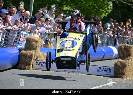 Essex, Großbritannien. Mai 2024. Die Wettbewerber nehmen am Billericay Soapbox Derby in Essex UK Teil. Das Derby, das vom Billericay Town Rotary Club organisiert wird, befindet sich auf einem geschlossenen Abschnitt der öffentlichen Straße an der Towns High Street. Quelle: MARTIN DALTON/Alamy Live News Stockfoto