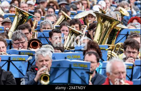 Hamburg, Deutschland. Mai 2024. Rund 15.000 Blechbläser treten am Ende des 3. Deutschen Evangelischen Posaunentages beim Gottesdienst im Stadtpark auf. Quelle: Markus Scholz/dpa/Alamy Live News Stockfoto