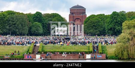 Hamburg, Deutschland. Mai 2024. Rund 15.000 Blechbläser treten am Ende des 3. Deutschen Evangelischen Posaunentages beim Gottesdienst im Stadtpark auf. Quelle: Markus Scholz/dpa/Alamy Live News Stockfoto