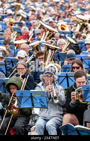 Hamburg, Deutschland. Mai 2024. Rund 15.000 Blechbläser treten am Ende des 3. Deutschen Evangelischen Posaunentages beim Gottesdienst im Stadtpark auf. Quelle: Markus Scholz/dpa/Alamy Live News Stockfoto