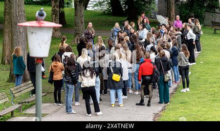 Hamburg, Deutschland. Mai 2024. Frauen treffen sich beim „Hamburg Ladies Walk“-Event, um gemeinsam gegen Anonymität spazieren zu gehen. Beschreibung: Markus Scholz/dpa - ACHTUNG: Nur im Vollformat/dpa/Alamy Live News verwenden Stockfoto