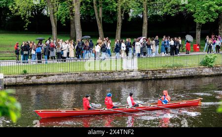 Hamburg, Deutschland. Mai 2024. Frauen treffen sich beim „Hamburg Ladies Walk“-Event, um gemeinsam gegen Anonymität spazieren zu gehen. Beschreibung: Markus Scholz/dpa - ACHTUNG: Nur im Vollformat/dpa/Alamy Live News verwenden Stockfoto