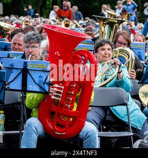 Hamburg, Deutschland. Mai 2024. Rund 15.000 Blechbläser treten am Ende des 3. Deutschen Evangelischen Posaunentages beim Gottesdienst im Stadtpark auf. Quelle: Markus Scholz 0171 8314781/dpa/Alamy Live News Stockfoto