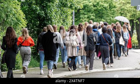 Hamburg, Deutschland. Mai 2024. Frauen treffen sich beim „Hamburg Ladies Walk“-Event, um gemeinsam gegen Anonymität spazieren zu gehen. Quelle: Markus Scholz/dpa/Alamy Live News Stockfoto