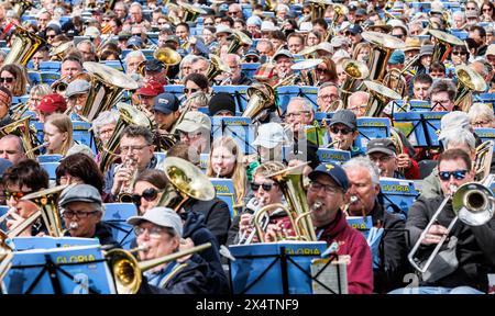 Hamburg, Deutschland. Mai 2024. Rund 15.000 Blechbläser treten am Ende des 3. Deutschen Evangelischen Posaunentages beim Gottesdienst im Stadtpark auf. Quelle: Markus Scholz/dpa/Alamy Live News Stockfoto