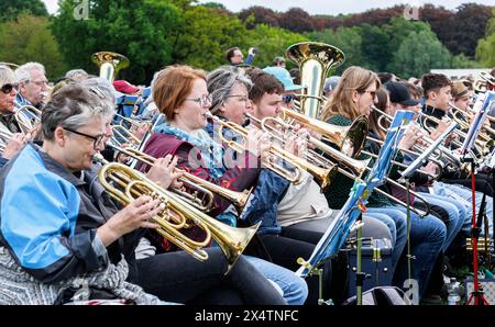 Hamburg, Deutschland. Mai 2024. Rund 15.000 Blechbläser treten am Ende des 3. Deutschen Evangelischen Posaunentages beim Gottesdienst im Stadtpark auf. Quelle: Markus Scholz/dpa/Alamy Live News Stockfoto