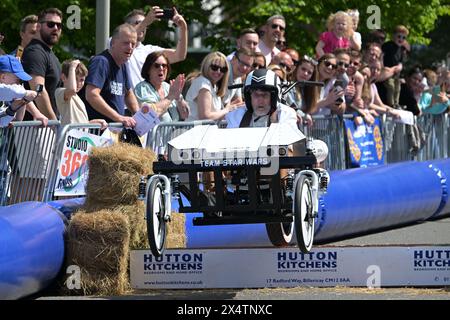 Essex, Großbritannien. Mai 2024. Die Wettbewerber nehmen am Billericay Soapbox Derby in Essex UK Teil. Das Derby, das vom Billericay Town Rotary Club organisiert wird, befindet sich auf einem geschlossenen Abschnitt der öffentlichen Straße an der Towns High Street. Quelle: MARTIN DALTON/Alamy Live News Stockfoto