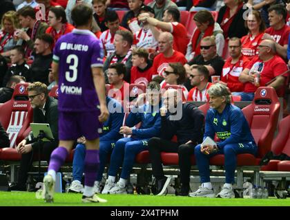 EINDHOVEN - (l-r) PSV Eindhoven Assistenztrainer Stijn Schaars, PSV Eindhoven Trainer Peter Bosz, PSV Eindhoven Assistenztrainer Rob Maas während des niederländischen Eredivisie-Spiels zwischen PSV Eindhoven und Sparta Rotterdam im Phillips Stadion am 5. Mai 2024 in Eindhoven, Niederlande. ANP OLAF KRAAK Stockfoto