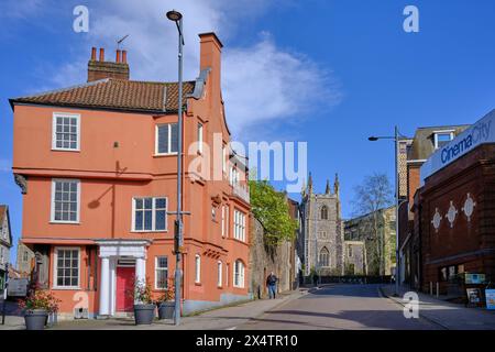 St. Andrew's Street, mit der Kirche St. Michael-at-plea in der Ferne, Norwich, Großbritannien Stockfoto