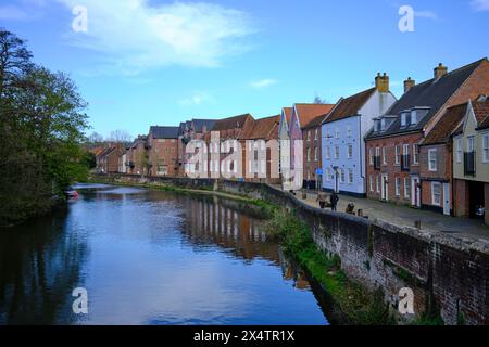 Häuser und Kai am Fluss Wensum in Norwich, Großbritannien Stockfoto