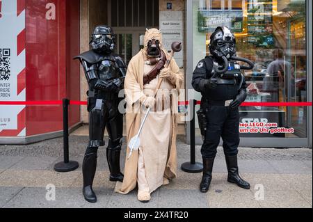 04.05.2024, Berlin, Deutschland, Europa - Star Wars Fans des Fandoms in verschiedenen Kostümen stehen vor dem Lego Store in der Tauentzienstraße. Stockfoto