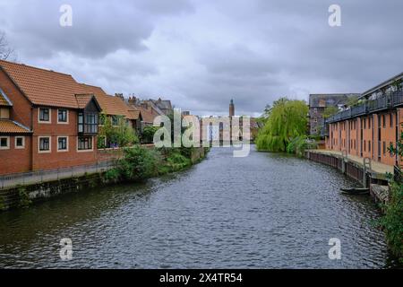 Häuser und Kai am Fluss Wensum in Norwich, Großbritannien Stockfoto
