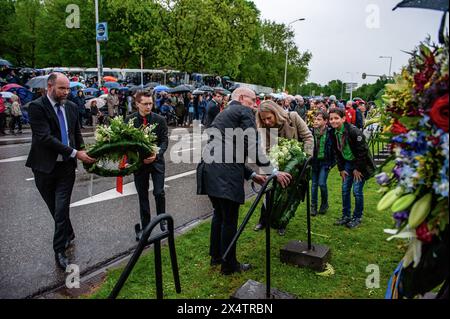 Nijmegen, Niederlande. Mai 2024. Man sieht, wie Menschen Kränze aus Blumen am Kriegsdenkmal hinterlassen. An diesem Tag erinnert das ganze Land an Zivilisten und Soldaten während des Zweiten Weltkriegs und anderer Konflikte. In Nijmegen führte eine stille Prozession die Straßen zum „Keizer Traianusplein“, wo zwei Denkmäler zum Gedenken an die Opfer des Zweiten Weltkriegs aufstehen. Die offizielle Zeremonie begann mit zwei Minuten Stille, und Kränze wurden gelegt. Quelle: SOPA Images Limited/Alamy Live News Stockfoto