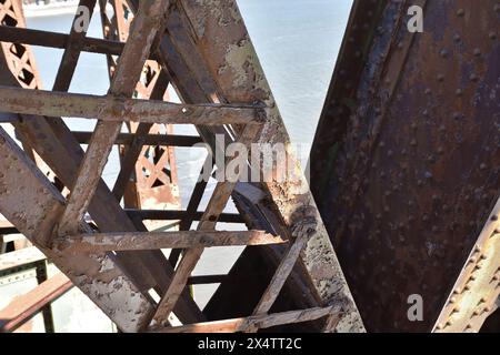 Schwere Schäden an der Stahlbrückenkonstruktion. Rost und kaputte Flachstange auf der Quebec Bridge. Lackierung erforderlich. Stockfoto