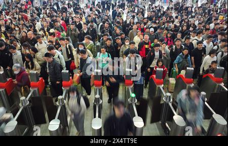 Peking, China. Mai 2024. Ein am 5. Mai 2024 aufgenommenes Drohnenfoto zeigt Passagiere, die am Ostbahnhof Hengyang in Hengyang, der Provinz Hunan, in Zentralchina, Fahrkartenbarrieren passieren. China verzeichnete am letzten Tag des fünftägigen Maifeiertags eine Zunahme der Passagierreisen. Quelle: Cao Zhengping/Xinhua/Alamy Live News Stockfoto