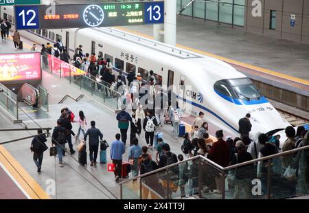 Peking, Chinas Provinz Jiangsu. Mai 2024. Passagiere steigen am 5. Mai 2024 am Bahnhof Nanjing in Nanjing, der Hauptstadt der ostchinesischen Provinz Jiangsu, in einen Zug ein. China verzeichnete am letzten Tag des fünftägigen Maifeiertags eine Zunahme der Passagierreisen. Quelle: Liu Jianhua/Xinhua/Alamy Live News Stockfoto