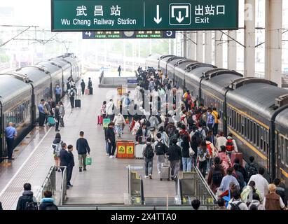 Peking, Chinas Provinz Hubei. Mai 2024. Am 5. Mai 2024 steigen Passagiere am Bahnhof Wuchang in Wuhan, der zentralen chinesischen Provinz Hubei, in einen Zug ein. China verzeichnete am letzten Tag des fünftägigen Maifeiertags eine Zunahme der Passagierreisen. Quelle: Zhao Jun/Xinhua/Alamy Live News Stockfoto