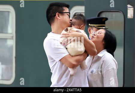 Peking, Chinas Provinz Hubei. Mai 2024. Die Passagiere werden am Bahnhof Wuchang in Wuhan, der zentralen chinesischen Provinz Hubei, am 5. Mai 2024 fotografiert. China verzeichnete am letzten Tag des fünftägigen Maifeiertags eine Zunahme der Passagierreisen. Quelle: Zhao Jun/Xinhua/Alamy Live News Stockfoto