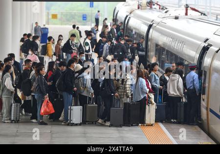 Peking, chinesische Provinz Anhui. Mai 2024. Passagiere stehen am 5. Mai 2024 am Fuyang West Railway Station in Fuyang, der ostchinesischen Provinz Anhui, an Bord eines Zuges. China verzeichnete am letzten Tag des fünftägigen Maifeiertags eine Zunahme der Passagierreisen. Quelle: Lu Qijian/Xinhua/Alamy Live News Stockfoto