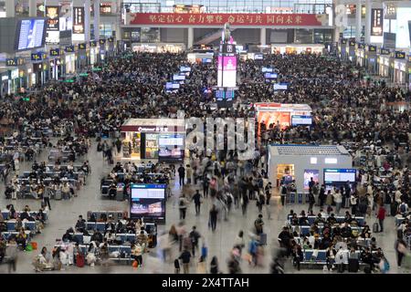 Peking, China. Mai 2024. Passagiere werden am 5. Mai 2024 in der Wartehalle des Bahnhofs Shanghai Hongqiao im ostchinesischen Shanghai gesehen. China verzeichnete am letzten Tag des fünftägigen Maifeiertags eine Zunahme der Passagierreisen. Quelle: Wang Xiang/Xinhua/Alamy Live News Stockfoto