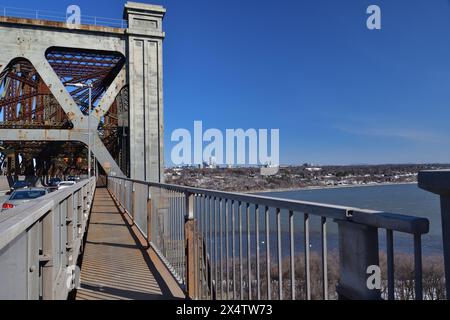 Eingang zur Quebec Bridge am Levis End Zwischen Levis und Saint-Foy oberhalb des Saint-Lawrence-Flusses. Stockfoto