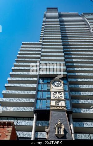 Kontrast zwischen alten flachen Gebäuden und modernen Hochhäusern, Yonge Street, Toronto, Kanada Stockfoto