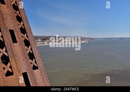 Saint Lawrence River von der Québec-Brücke aus gesehen. Brückenkonstruktion aus vernietetem Stahl. Stockfoto