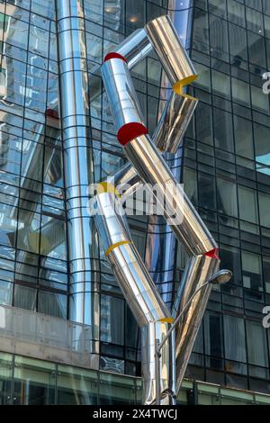 Detail von One Bloor, einem Wolkenkratzer mit gemischter Nutzung, Bloor Street und Yonge Street in der Innenstadt von Toronto, Ontario, Kanada. Stockfoto