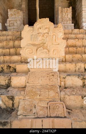 Skulptur, Schlange den Kopf mit Maya Hieroglyphen, Struktur 1, Acroplolis, Ek Balam, Yucatec-Mayan Archäologische Stätte, Yucatan, Mexiko Stockfoto