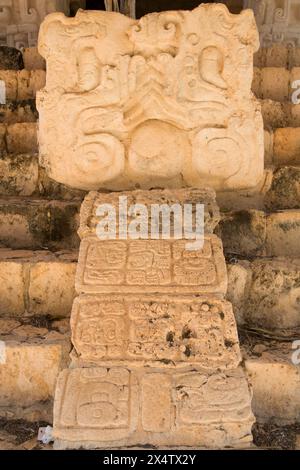 Skulptur, Schlange den Kopf mit Maya Hieroglyphen, Struktur 1, Acroplolis, Ek Balam, Yucatec-Mayan Archäologische Stätte, Yucatan, Mexiko Stockfoto