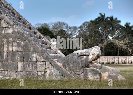 Schlange den Kopf, El Castillo, Chichen Itza, UNESCO-Weltkulturerbe, Yucatan, Mexiko Stockfoto