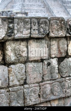 Plattform der Schädel (Tzompantli), Chichen Itza, UNESCO-Weltkulturerbe, Yucatan, Mexiko Stockfoto