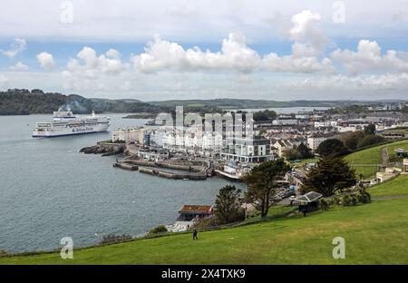 Brittany Ferries Schiff, Pont Aven bei der Ankunft in Millbay Docks in Plymouth gesehen. Er ragt über den Gebäuden von Rusty Anchor und Grand Parade in West Ho Stockfoto