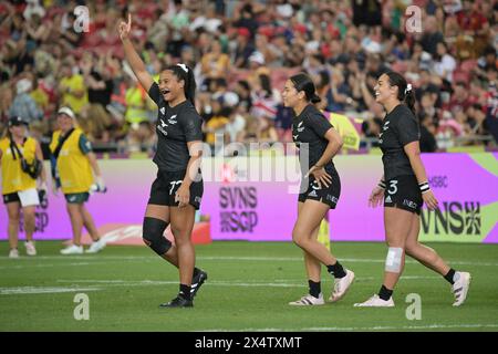 Singapur. Mai 2024. Die neuseeländischen Spieler feiern, nachdem sie am 5. Mai 2024 beim HSBC Rugby Sevens Turnier in Singapur das Finale des Frauen-Pokalpokals zwischen Neuseeland und Australien gewonnen haben. Quelle: Dann Chih Wey/Xinhua/Alamy Live News Stockfoto